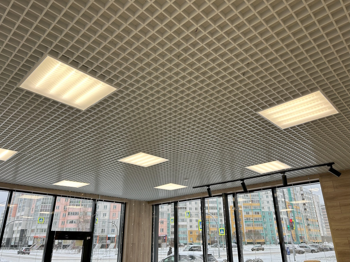 Офисный светильник ПСС-600-40-ПРЕМИУМ 4000К в потолке грильято